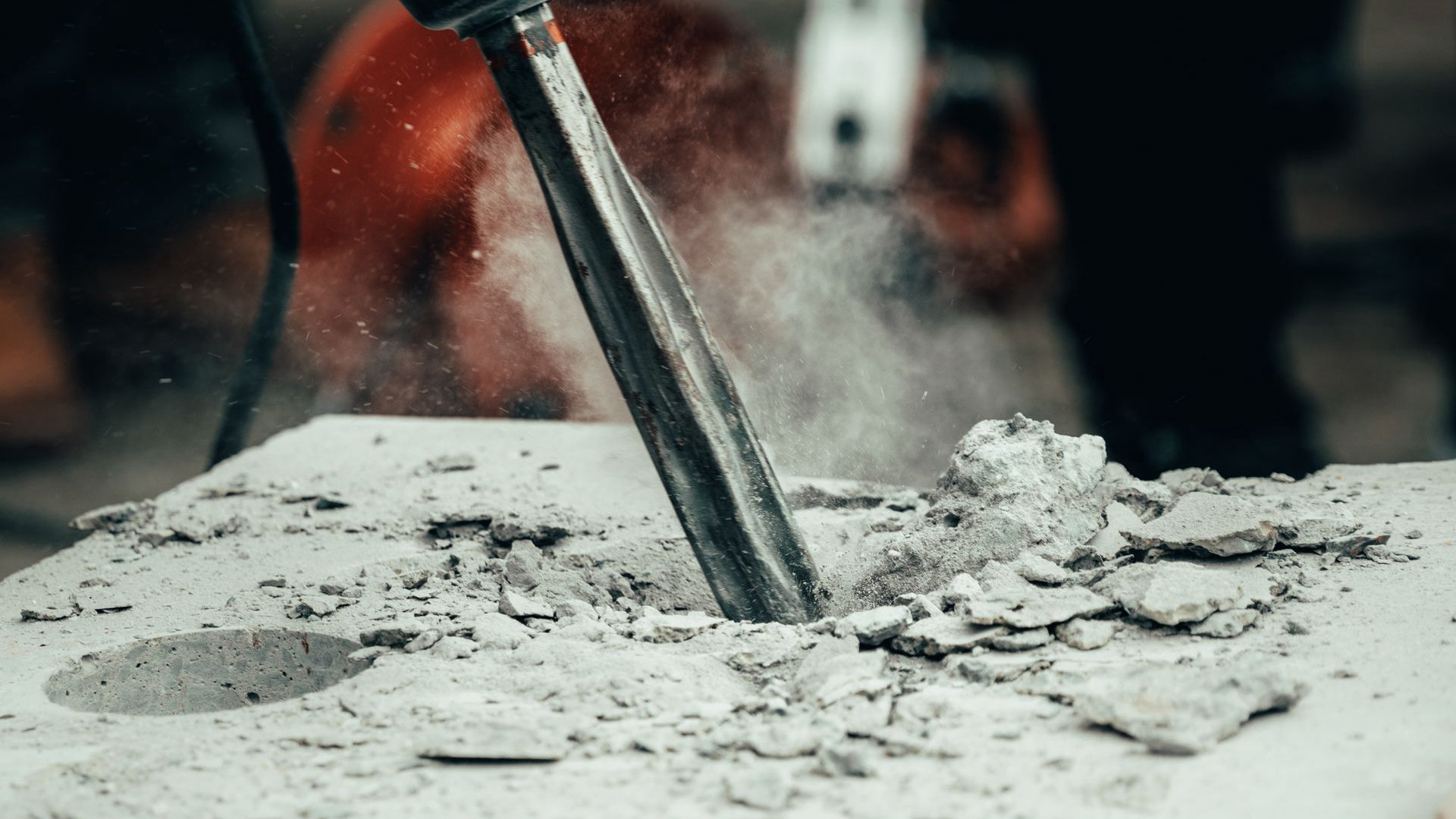 Abbruchhammer bricht Beton — Bohr- und Abbruchhämmer mieten bei toolrent in Grödig