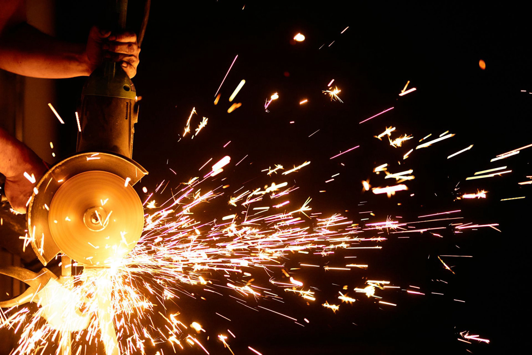 Winkelschleifer mit Funkenflug — Trenn- und Schleifgeräte mieten bei toolrent in Grödig